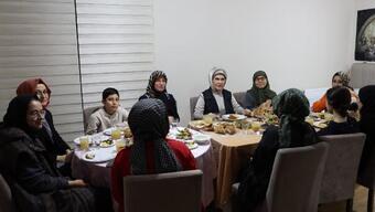 Emine Erdoğan depremzede aile ile iftar yaptı! Mete Gazoz'dan depremzedeye sürpriz