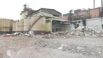 Nurdağı'ndaki ağır hasarlı yağ fabrikası yıkılıyor