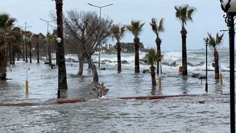 Deprem bölgesi İskenderun'da fırtına denizi taşırdı, yangın çıkardı