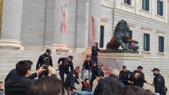 İspanya’da aktivistler, parlamento binasına kırmızı boya fırlattı