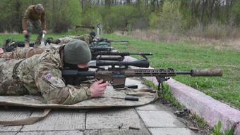 Ukraynalı askerlere saldırı eğitimi