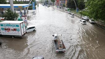 Görüntüler Ankara'dan! Yollar göle döndü, ev ve iş yerlerini su bastı