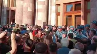 Karabağ operasyonu Paşinyan karşıtlarını sokağa döktü