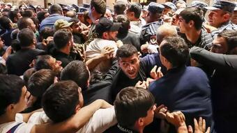 Ermenistan'da tansiyon zirveye tırmandı! Paşinyan'ı 'hain' ilan edip, polisle çatıştılar!
