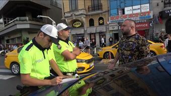 Taksim’de denetime takılan sürücüden polislere tehdit: Bekleyin burada, abimi alıp geleceğim...
