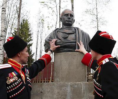 Putinin imparator olarak heykelini yaptılar