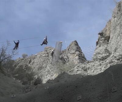 Dağcılar dünyanın yükseklikteki 3. barajında iş güvenliği için çalışıyor