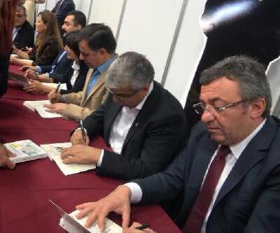 CHPli vekiller, Enis Berberoğlunun kitabını imzaladı