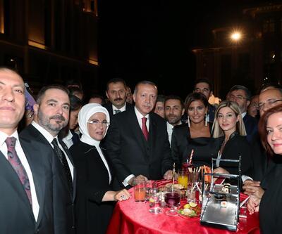 Cumhurbaşkanı Erdoğan, resepsiyonda Demirören Medya Grubu temsilcileriyle bir araya geldi