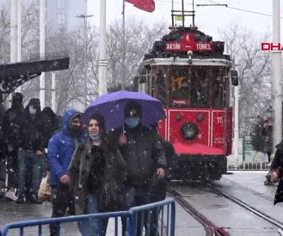 Beklenen kar geldi, İstanbul trafiği kilitlendi