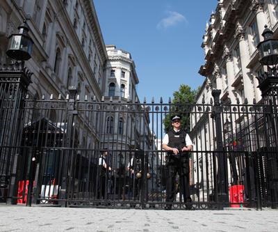 İngilterede şüpheli paket alarmı: Başbakanın ofisi güvenlik kordonuna alındı