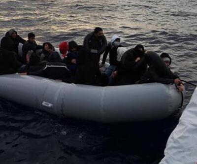 Yunan unsurlarınca botları delinen 21 kaçak göçmen kurtarıldı