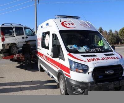 Hasta sevkine giden ambulans kaza yaptı, 1 sağlıkçı yaralandı