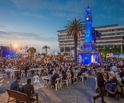 Büyükşehir Belediyesi ilk iftar yemeğini Konak Meydanında düzenledi