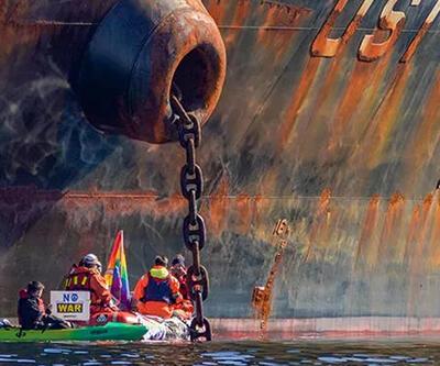 Greenpeaceden Rus tankerinde eylem: Kendilerini zincirlediler