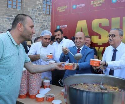 Diyarbakır Valisi Ali İhsan Su, vatandaşlara aşure dağıttı