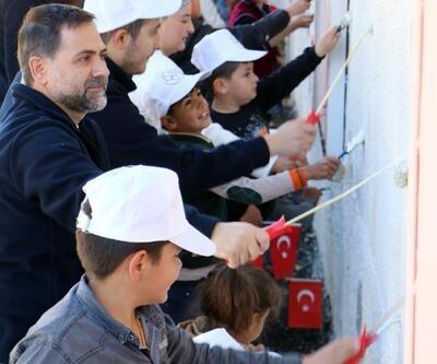 Belediye başkanı, ailesi ve öğrencilerle köy okulunu boyadı