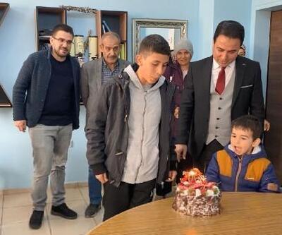 Midyatta depremzede Harun Bekir’e okulda doğum günü sürprizi