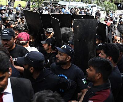 Pakistanda İmran Han için güvenlik önlemi: Mahkemeye getirilirken etrafı kurşungeçirmez kalkanlarla sarıldı