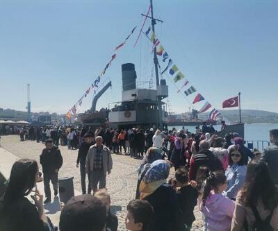 TCG Nusret müze gemisi Bandırma Limanı’nda ziyarete açıldı