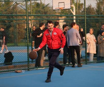 Maltepe Sahil’de yürüyüş yapan Bakan Kurum gençlerle basketbol oynadı
