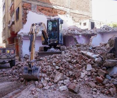 Diyarbakır’da 16 metruk yapı kontrollü yıkıldı