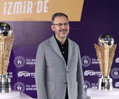 Bakan Kasapoğlu, şampiyonluk kupalarını İzmirde tanıttı
