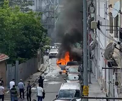 Beyoğlunda park halindeki otomobil alev alev yandı