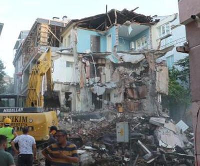 Felaketten kıl payı kurtuldular: Eskişehirde, 2 inşaat arasındaki 3 katlı kerpiç bina çöktü