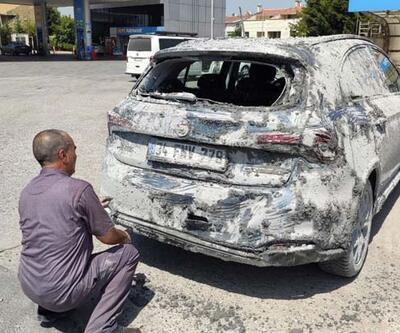 Sultangazide hafriyat kamyonundaki beton otomobilin üzerine döküldü