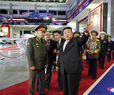 Kuzey Kore lideri, Rusya Savunma Bakanı Şoyguya yeni silahlarını tanıttı