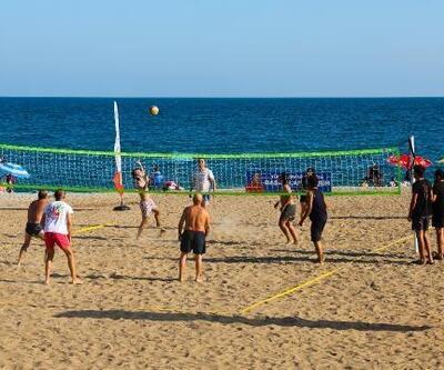Konyaaltı Plajına ücretsiz voleybol sahası yapıldı