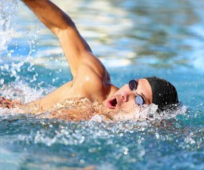 Düzenli yüzme ile omurgayı desteklemek ve postürü düzeltmek mümkün