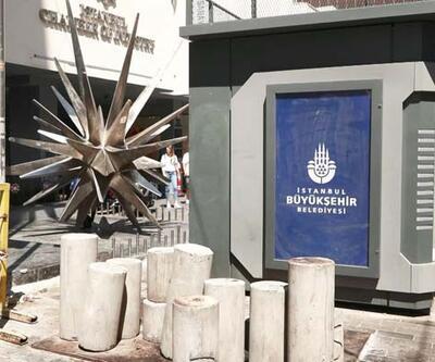 İstiklal Caddesindeki Göktaşı Heykelinin önünü kapatan ATMler kaldırıldı