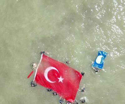 Çevre kirliliğine dikkat çekmek için denizde Türk Bayrağı açtılar