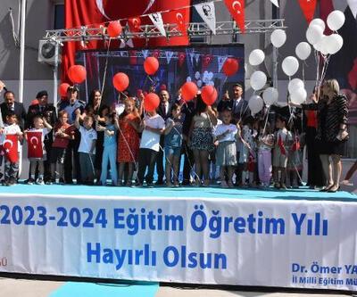 İzmirde ilk gün heyecanı; 736 bin 186 öğrenci dersbaşı yaptı