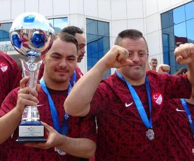 Avrupa şampiyonu Down Sendromlu Özel Futsal Milli Takımı törenle karşılandı