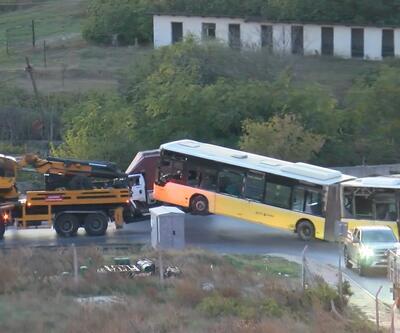 Başakşehirde devrilen İETT otobüsü kaldırıldı