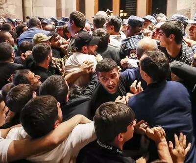Ermenistanda tansiyon zirveye tırmandı Paşinyanı hain ilan edip, polisle çatıştılar