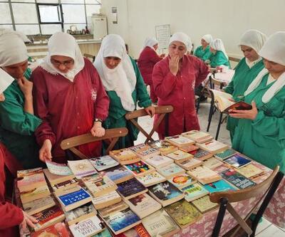 Sera çalışanı kadınlara kitap okuma saati