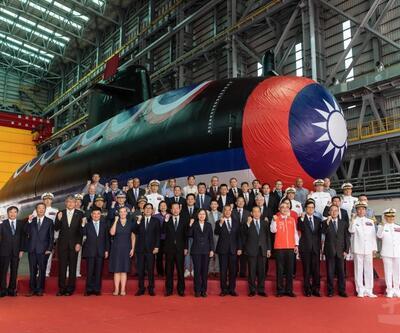 Tayvan ilk yerli denizaltı prototipini test için suya indirdi