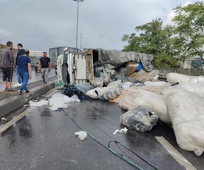 Küçükçekmecede kamyonet devrildi: Trafik kilit