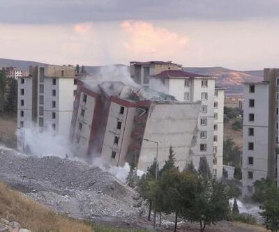 Kahramanmaraşta hasarlı binaların yıkımı sürüyor
