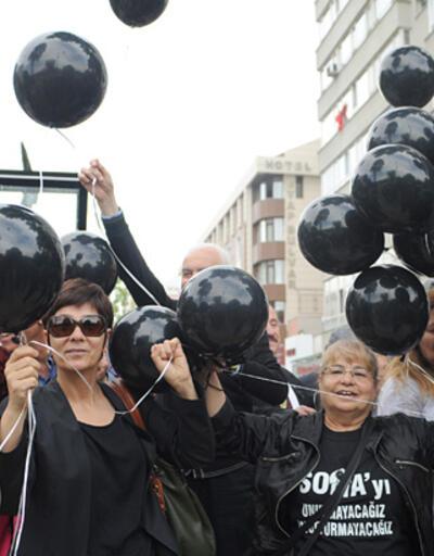 Somada ölen işçiler için siyah balonlar uçuruldu