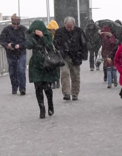İstanbulda kar ve fırtına etkili oluyor