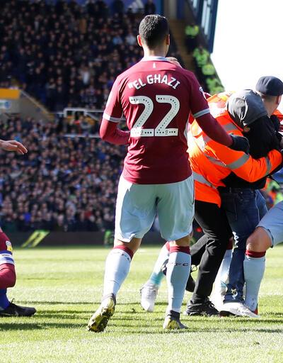 Sahaya giren taraftar Aston Villa kaptanına saldırdı