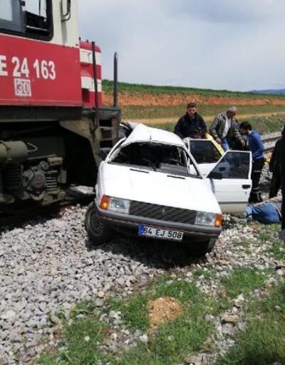 Hemzemin geçitte tren otomobile çarptı: 2 yaralı
