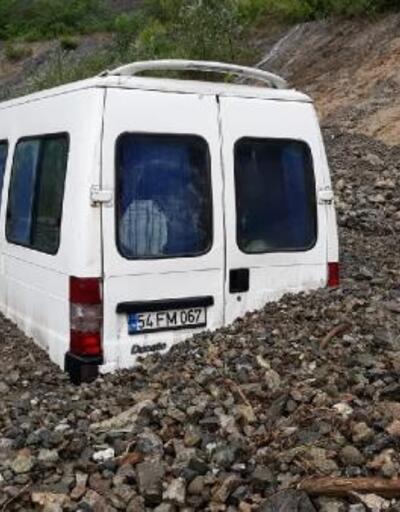 Minibüs kayan toprağın altında kaldı, sürücü kurtarıldı