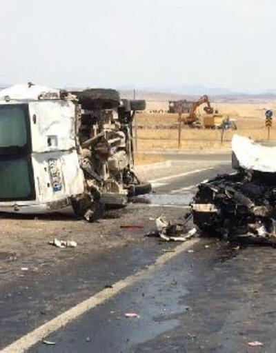 Diyarbakırda otomobil yolcu minibüsüne çarptı: 3 yaralı