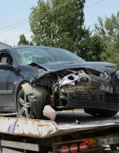 Otomobil, hafif ticari araçla çarpıştı: 1 ölü 6 yaralı